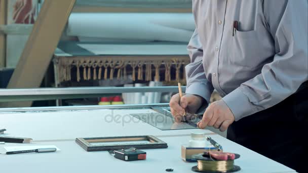 Чоловік старший працівник вимірює ширину і висоту скла в майстерні — стокове відео
