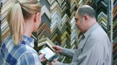 Çerçeve resimde atelier için almak için komuta sizde çalışan yardımcı genç kadın müşteri