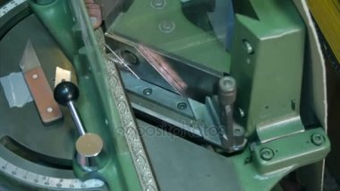 Çerçeve çerçeve dükkanda çalışan usta makine kullanarak