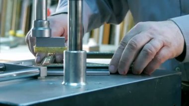 Kare açı, çekme çalışma tutan profesyonel çerçevecisi el