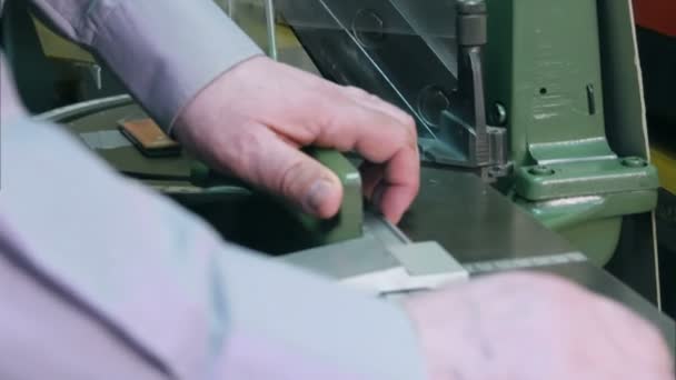 Trabalhando na máquina da indústria, moldura de corte na oficina — Vídeo de Stock