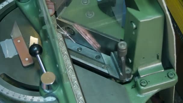 Rzemieślnik pracuje na ramie w ramki sklep, przy użyciu maszyny — Wideo stockowe