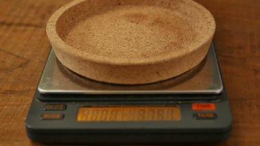 Barista kavrulmuş kahve çekirdekleri ağırlığında