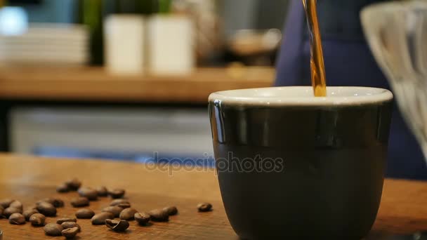 Verter café caliente tradicional en una taza — Vídeos de Stock