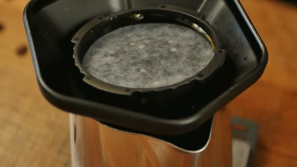Verter agua caliente en el filtro de goteo de café — Vídeo de stock