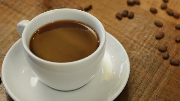 Warme koffie in een kopje op de tafel — Stockvideo