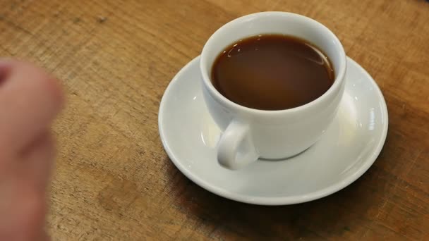 Męskiej ręki wziąć filiżankę kawy — Wideo stockowe
