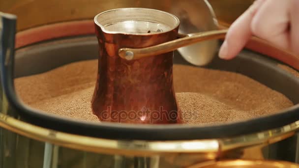 Parzenia kawy na piasku — Wideo stockowe