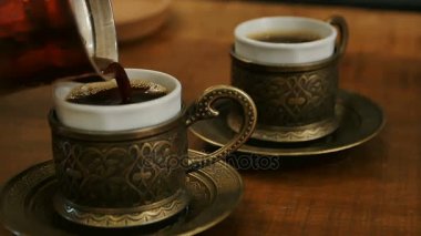 İki fincan siyah kahve bir Türk dökülür varlık