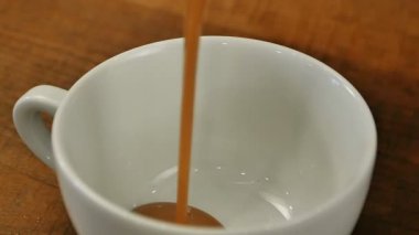 Kahve için tatlı karamel şurubu dolduruyorum.