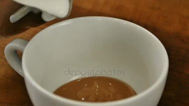 Bir fincan kahve akışı süt dökme