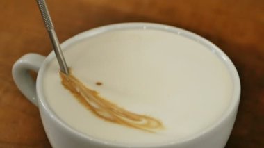 Frothed süt bir fincan kahve, latte sanat yapmak dökülür