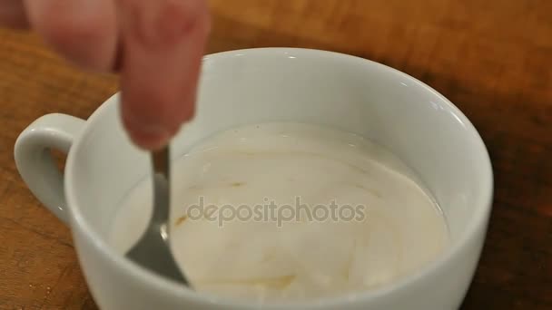 Barista προσθέτοντας καρύδας συμπυκνωμένο γάλα σε δυνατό μαύρο καφέ και ανακινήστε το με ένα κουτάλι — Αρχείο Βίντεο