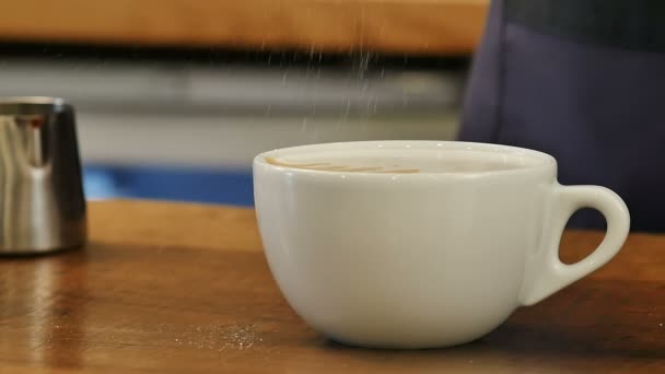 Vit och liten kopp kaffe serveras med latte konst på trä platta — Stockvideo