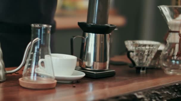 Бариста льет воду на кофейную гущу с фильтром — стоковое видео