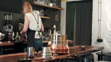 Barista geleneksel kaynatın Türk kahvesi hazırlanıyor