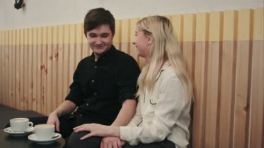 Bir fincan kahve bir kafede bir tarihte iken zevk güzel mutlu çift