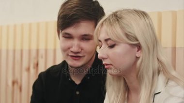 Kafeteryada, adam cep telefonuyla kahve içme kadın arıyor oturan Çift