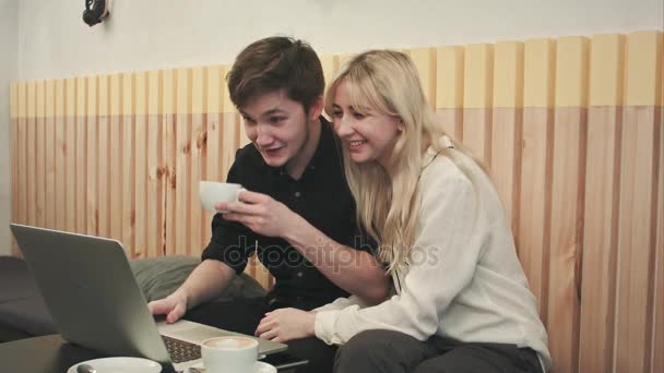 Coppia di studenti che fanno videochat con gli amici in caffetteria — Video Stock