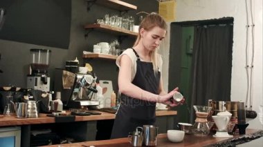 Tuzlu karamel kahve ekleme barista elinde