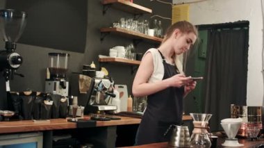 Kadın barista smartphone ile hazırlanmış kahve fotoğraflarını
