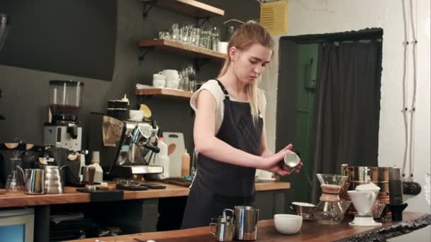 Handen van het toevoegen van zout karamel in koffie barista — Stockvideo