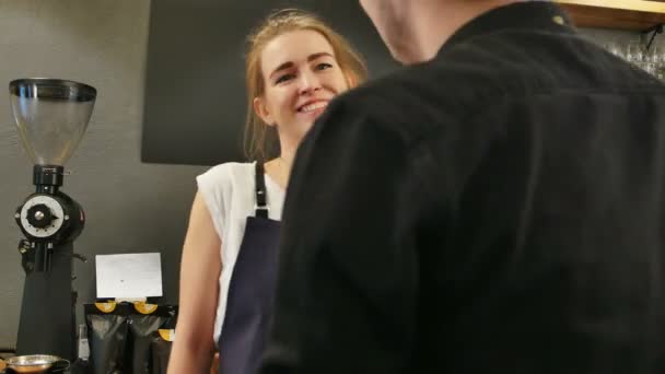 Klant in de coffeeshop contant betalen voor koffie — Stockvideo