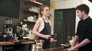 Kafeteryada kahve barista soran erkek müşteri