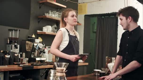 Manliga kunden ber barista att göra kaffe i cafeterian — Stockvideo