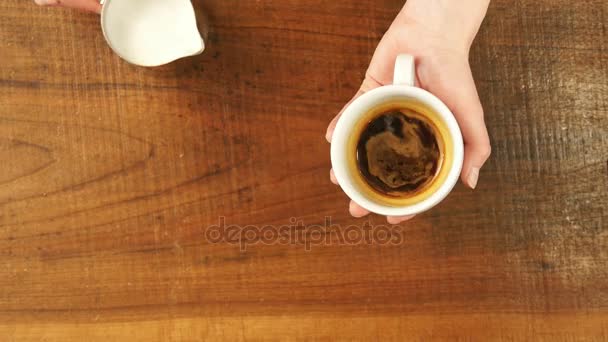 Hur man gör latte art av barista fokus i mjölk och kaffe — Stockvideo