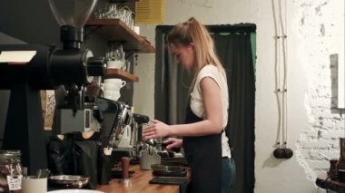 Barista kahve kahve bar bira profesyonel ile yapma