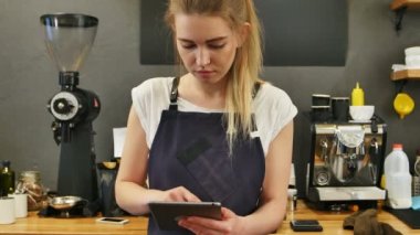 Gülümseyen ve neşeli barista dijital tablet için iş kullanma
