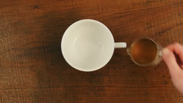 Barista verse du sirop de caramel dans une tasse — Video