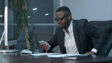 Afro-Amerikan işadamı emails üstünde onun akıllı telefon, Mesaj Cevaplar okuma