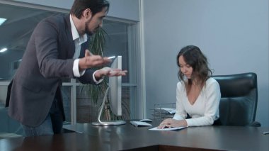 Meslektaşı için geliyor ve çığlık öfkeli latin işadamı