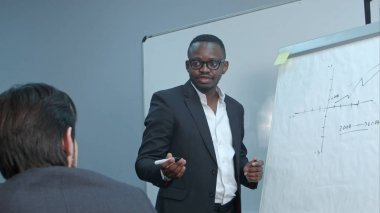Afro-Amerikan işadamı flipchart üzerinde bir iş planı sunumu yapma