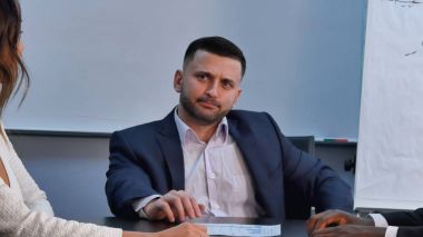 Beyaz patron ortakları sunumlar için dikkatle dinliyor