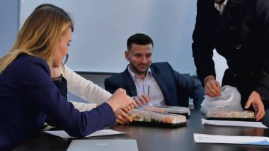 Ofiste birlikte yemeğe genç iş adamları