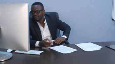 Afro-Amerikan işadamı manifatura e-postalar onun smartphone cep telefonu ile kapalı