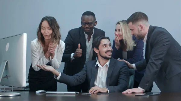 Feliz sucesso multirracial negócio rir e alegrar o seu sucesso — Fotografia de Stock