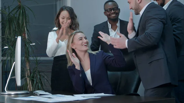 Obchodní tým tleskali během setkání v kanceláři — Stock fotografie