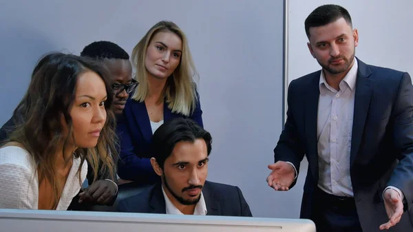 Takım poz için fotoğrafçı masanın etrafında mutlu iş adamları