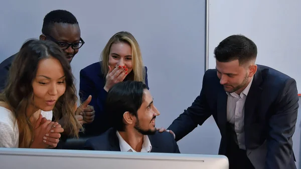 A többnemzetiségű üzleti csapat shoked eredménnyel, meglepett, és mosolyogva néz a laptop számítógép csoport — Stock Fotó