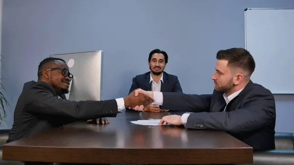 Empresário apertando as mãos para selar um acordo com seu parceiro durante a reunião — Fotografia de Stock
