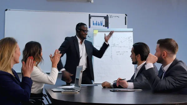 İş adam dans bir konferans salonu, büyük bir kitleye önünde finishin konuşma