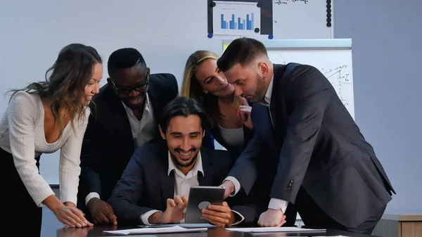 Gente de negocios positiva trabajando con tabletas digitales en la oficina — Foto de Stock