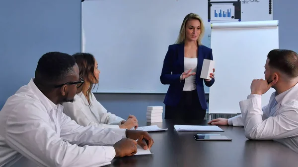 Genç işkadını yeni tablet veya hap doktorlar için sunan