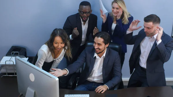 Equipe de negócios multirracial celebrando o sucesso no escritório — Fotografia de Stock