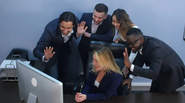 Grupo de pessoas de negócios multirraciais olhando para uma tela de laptop, tendo videoconferência — Fotografia de Stock