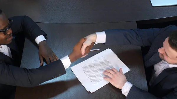 Dois homens de negócios confiantes apertando as mãos durante uma reunião no escritório — Fotografia de Stock